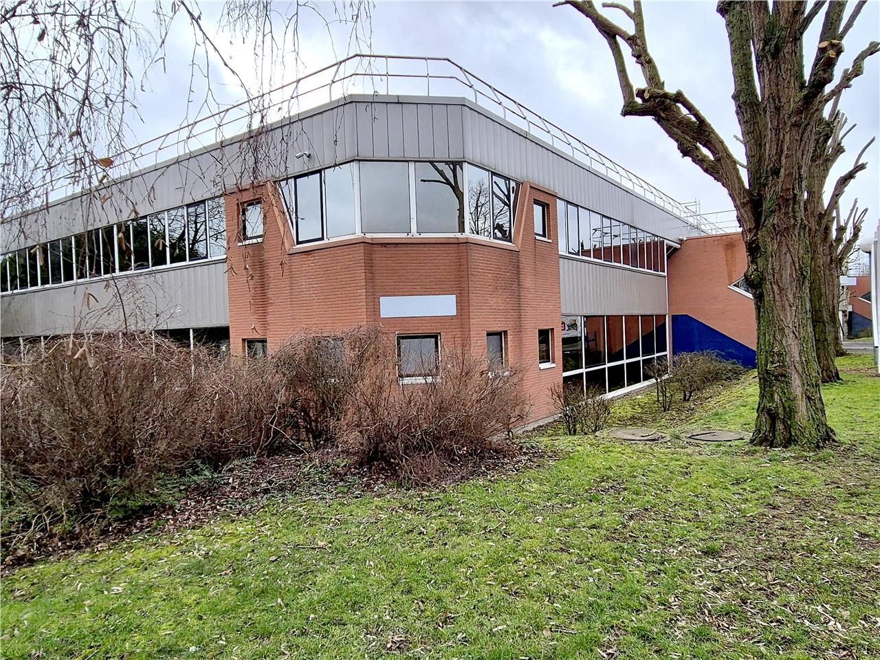 Location entrepôts 2003 m² non divisibles
