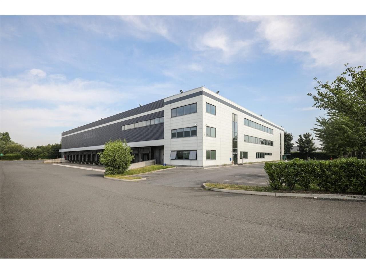 Location entrepôts 6897 m² non divisibles