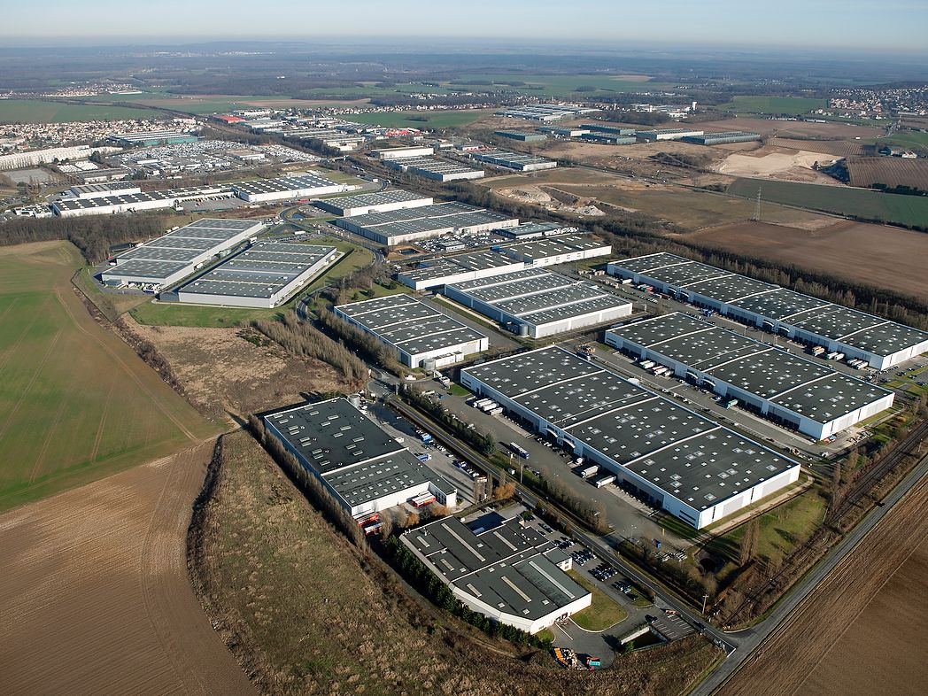 Location entrepôts 6959 m² non divisibles