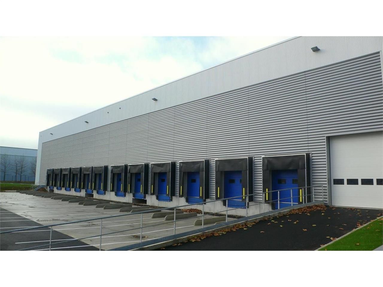 Location entrepôts 6959 m² non divisibles