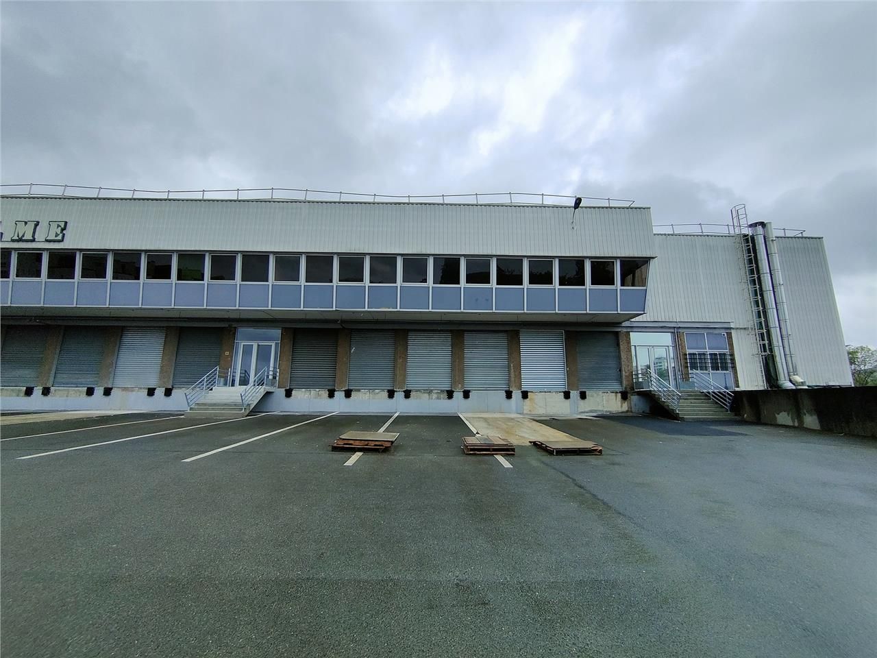 Location entrepôts 2098 m² non divisibles