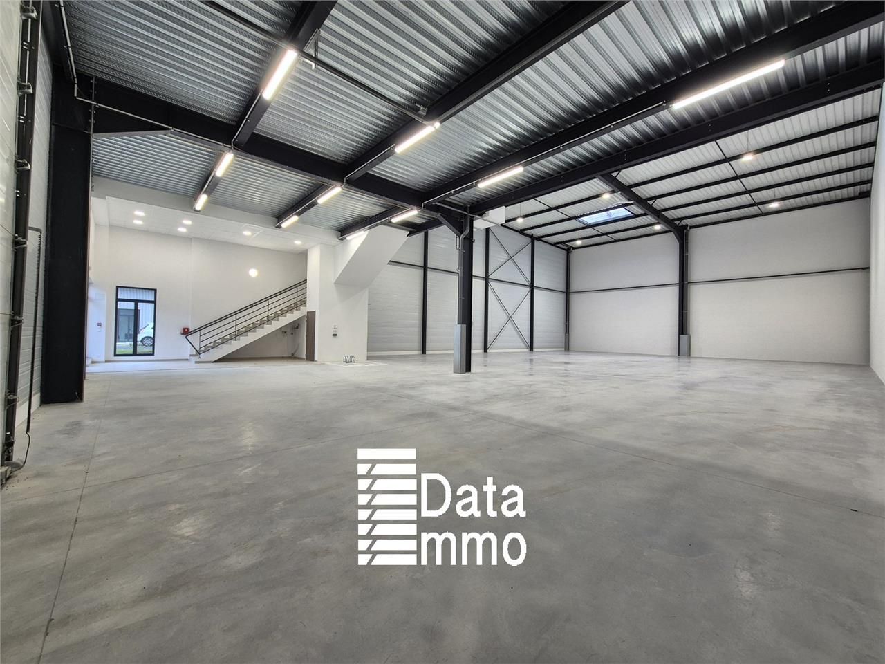 Location entrepôts 696 m² non divisibles