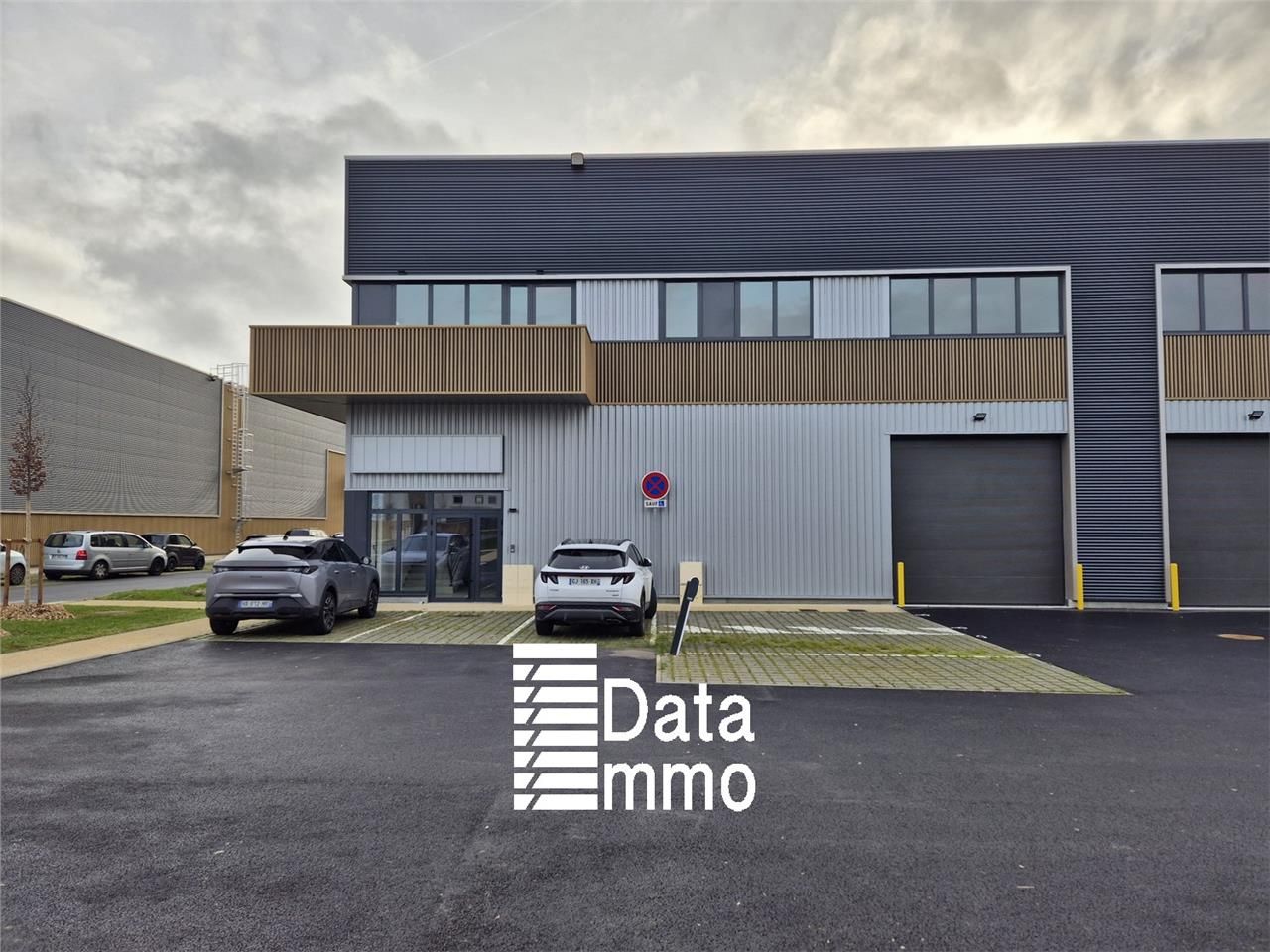 Location entrepôts 696 m² non divisibles