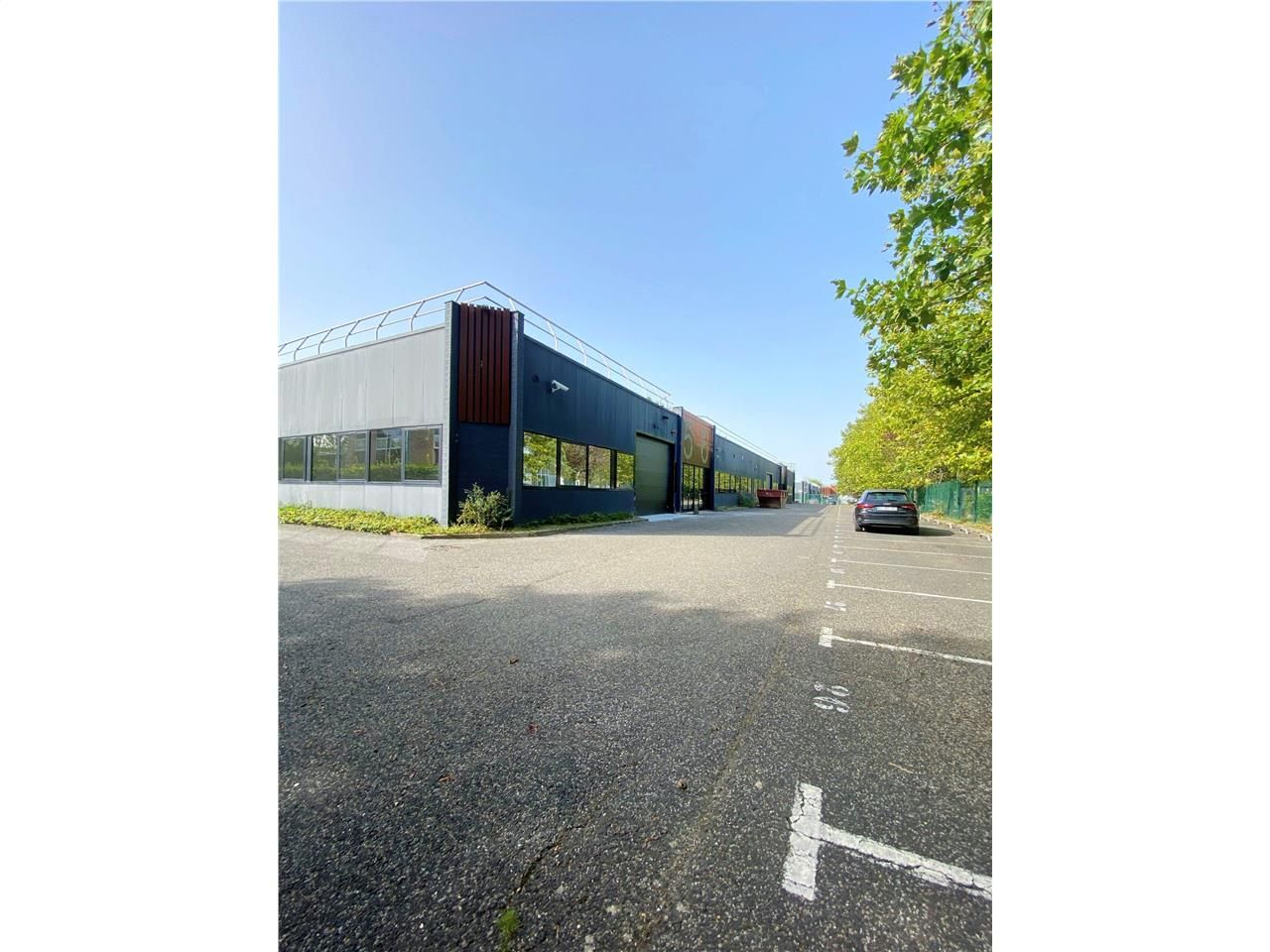 Location entrepôts 567 m² non divisibles