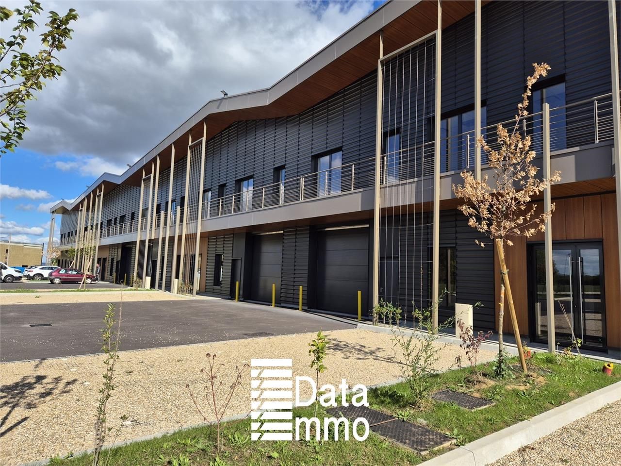 Location entrepôts 1979 m² non divisibles