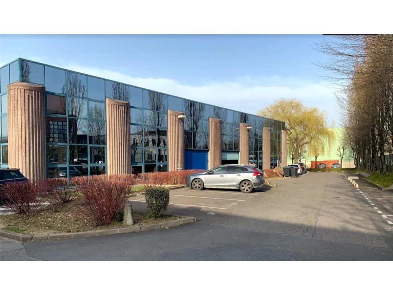 Location entrepôts 1229 m² non divisibles