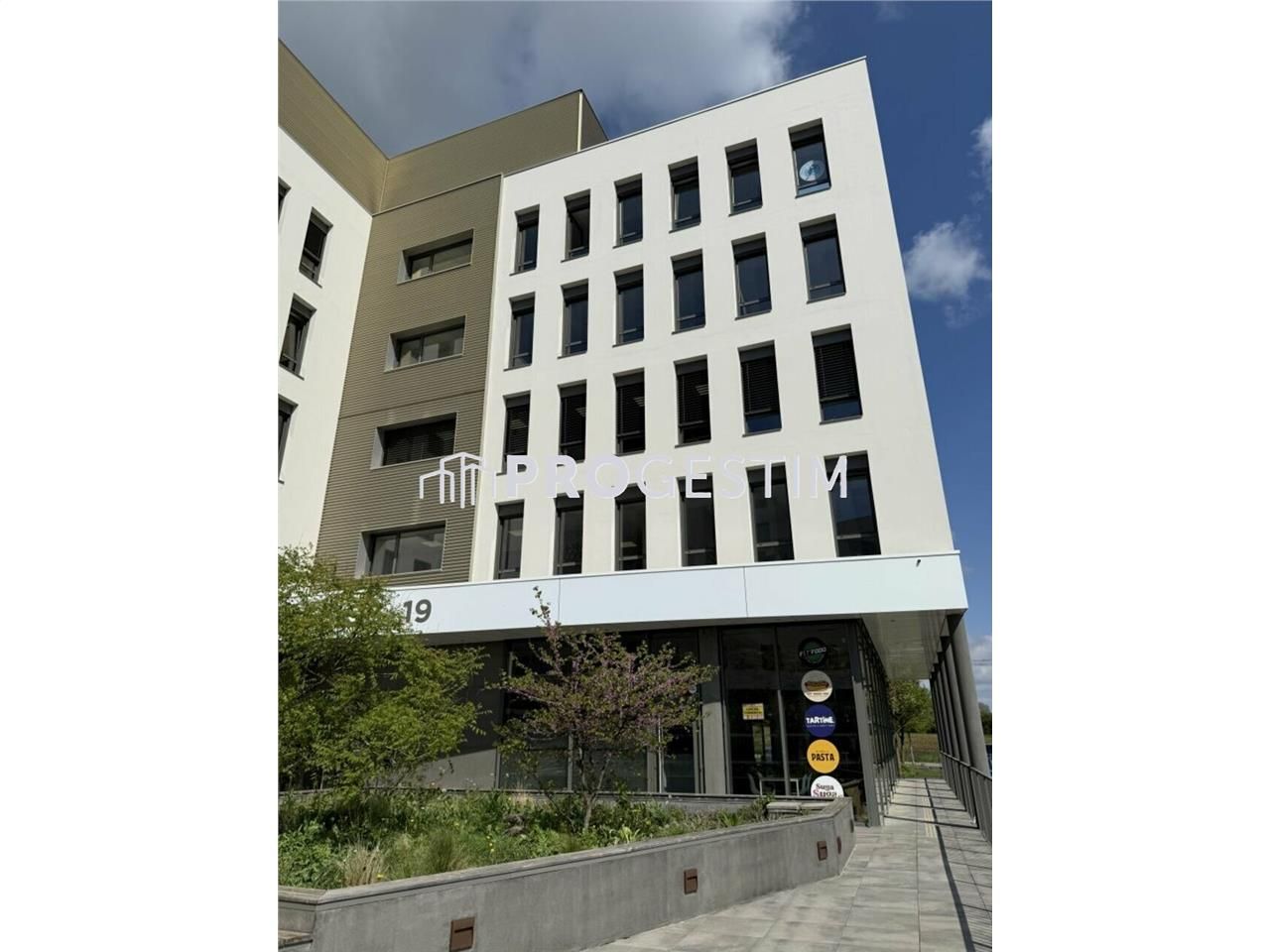 Location local commercial 144 m² non divisibles