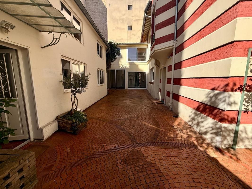 Location local commercial 296 m² non divisibles