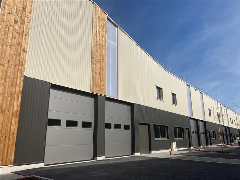 Location local d''activites 239 m² divisibles à partir de 108 m²