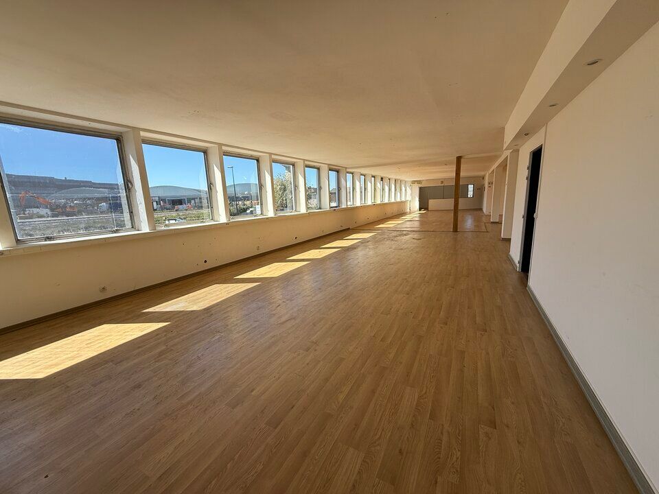 Au sein de la ZI des Vignes, France Locaux vous propose locaux d'activité avec bureaux avec un parking d'environ 450 m² privatif.