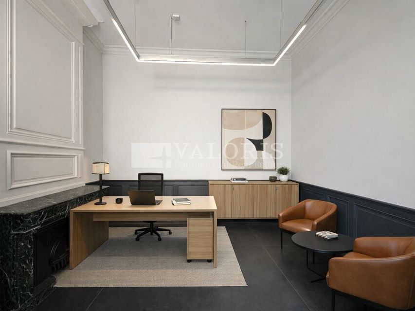 Valoris Real Estate vous propose à la location un bien rare et plein de charme sur l'emblématique Place Bellecour, en plein cœur de la Presqu'Île lyonnaise.