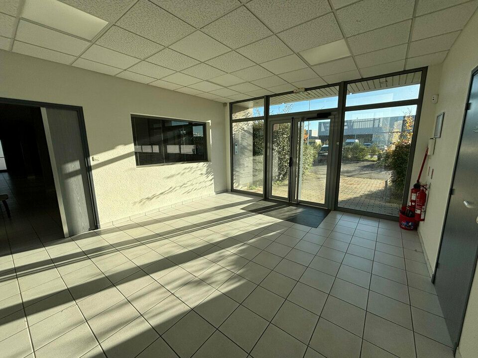 À LOUER – BÂTIMENT TERTIAIRE INDÉPENDANT DE 540 m² – GENAS / PROXIMITÉ ROCADE EST