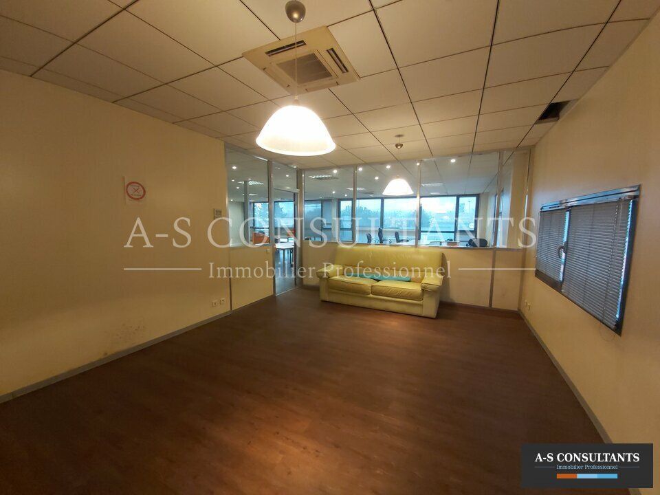 SALAISE SUR SANNE (38150) à louer bureaux de 150 m² au 1er étage stationnement devant le bâtiment accès par la N7 autoroute à proximité