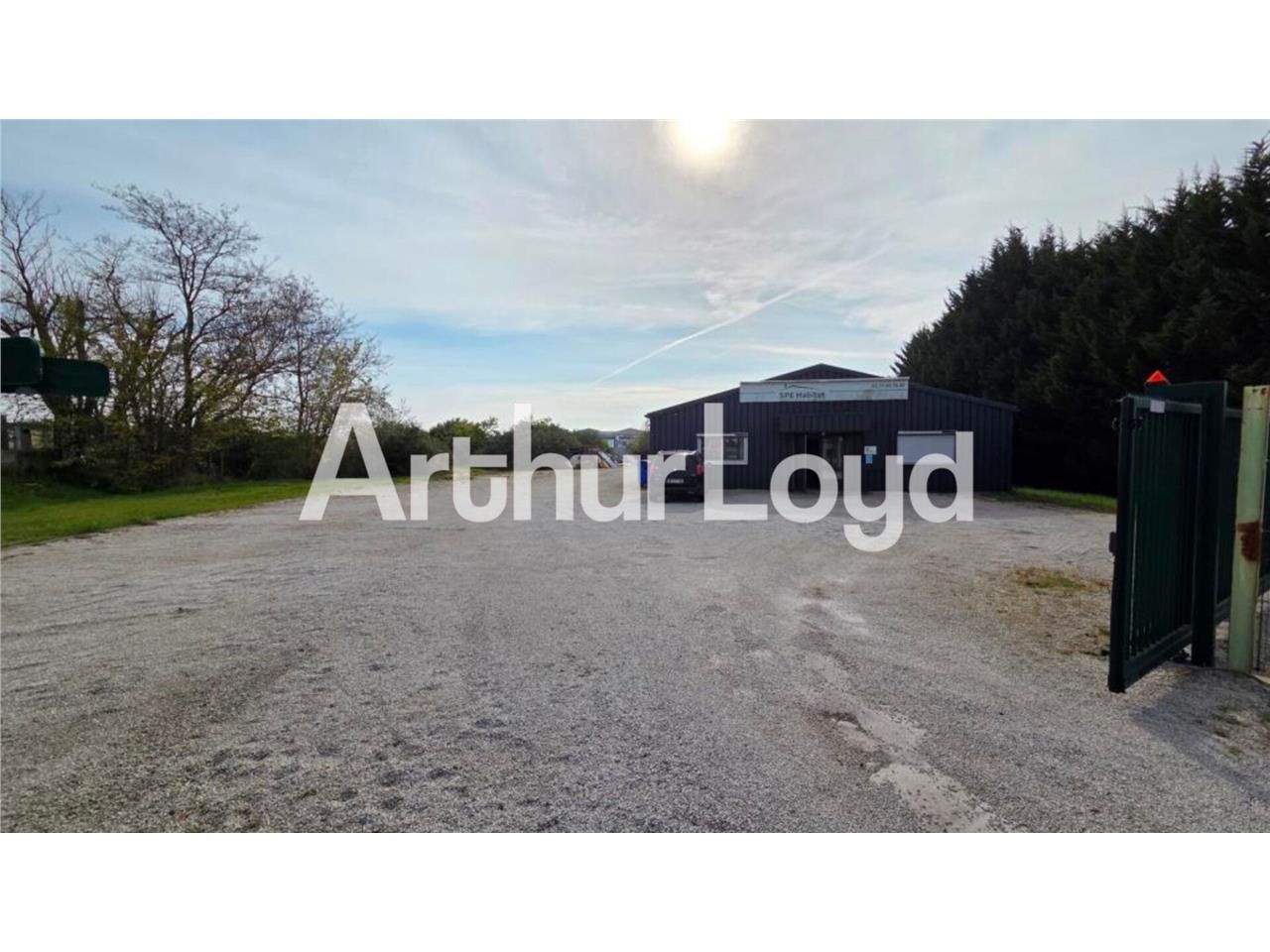 Vente local 390.00 m² à MONDEVILLE