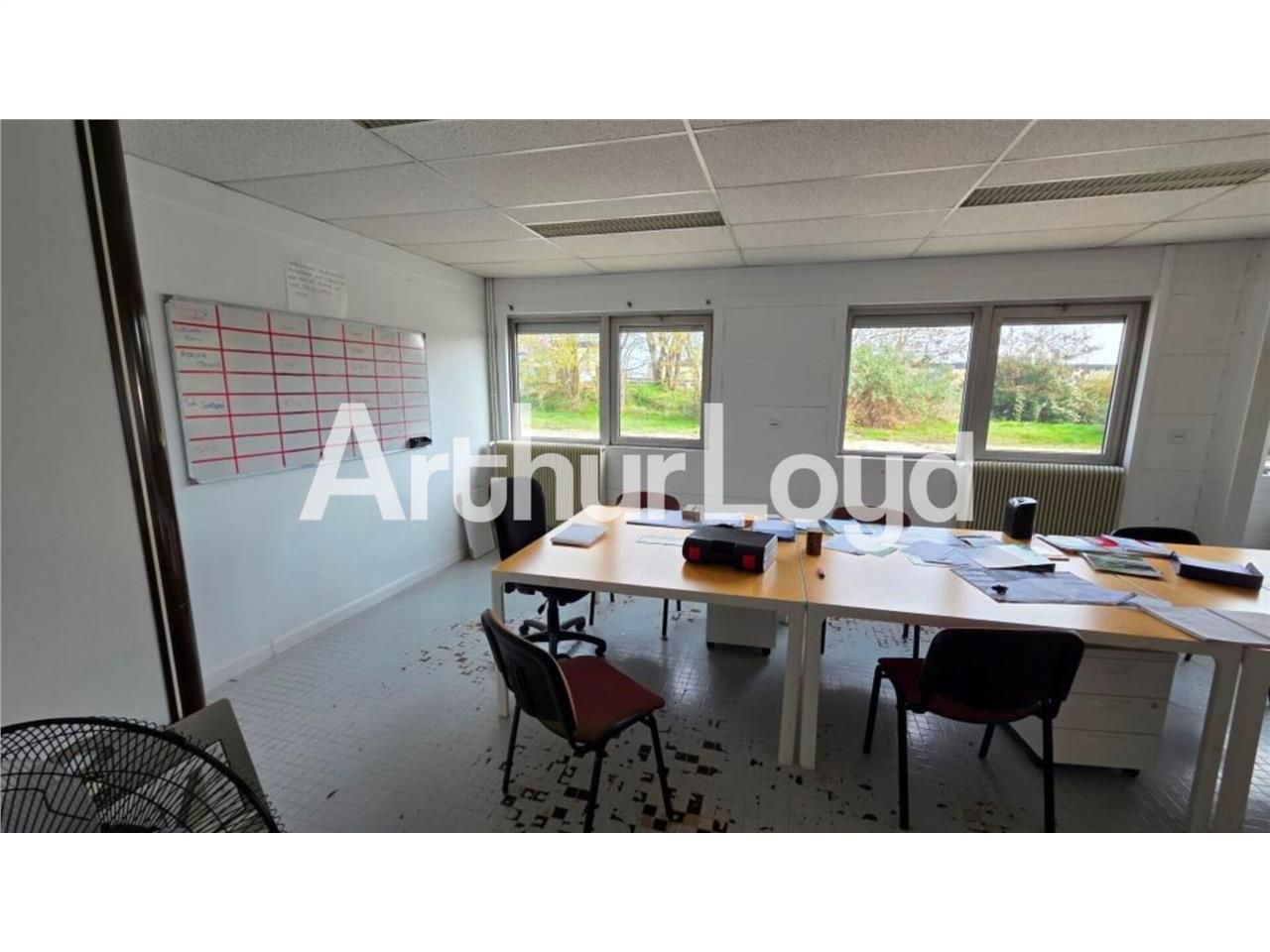 Vente local 390.00 m² à MONDEVILLE