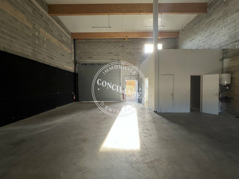 Location entrepot 130 m² non divisibles