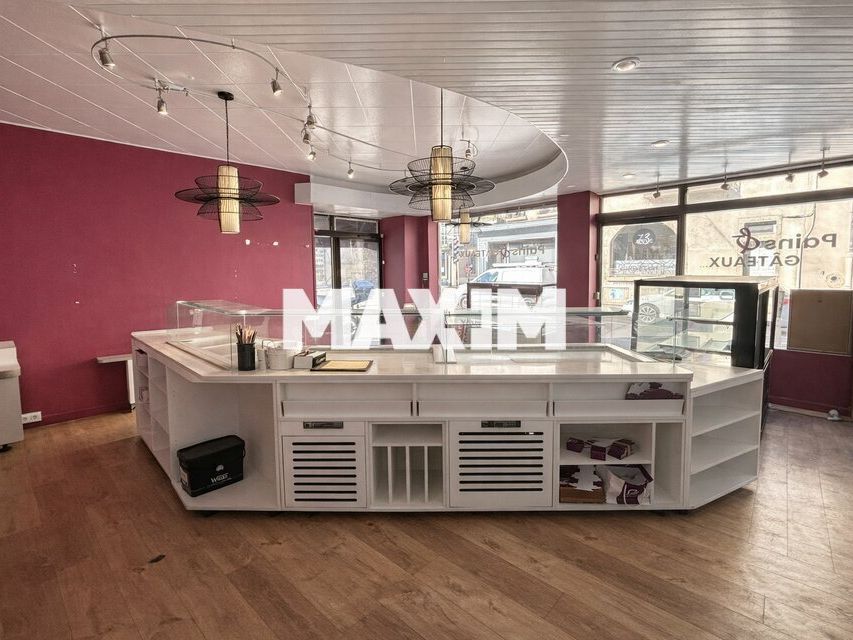 Local commercial d'angle – Très bel emplacement 