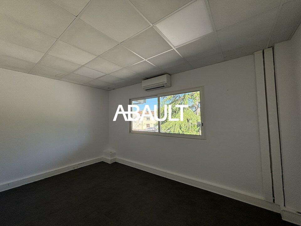 A LOUER BUREAUX AMENAGES ET DIVISES NORD EST DE TOULOUSE A ST JEAN D'ENVIRON 178m²