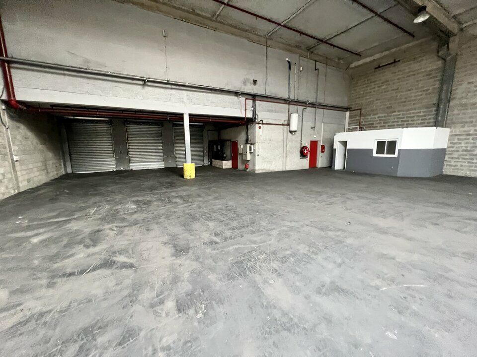 Location local d''activites 1352 m² non divisibles
