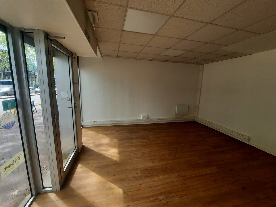RDC avec vitrine - Belle visibilité.