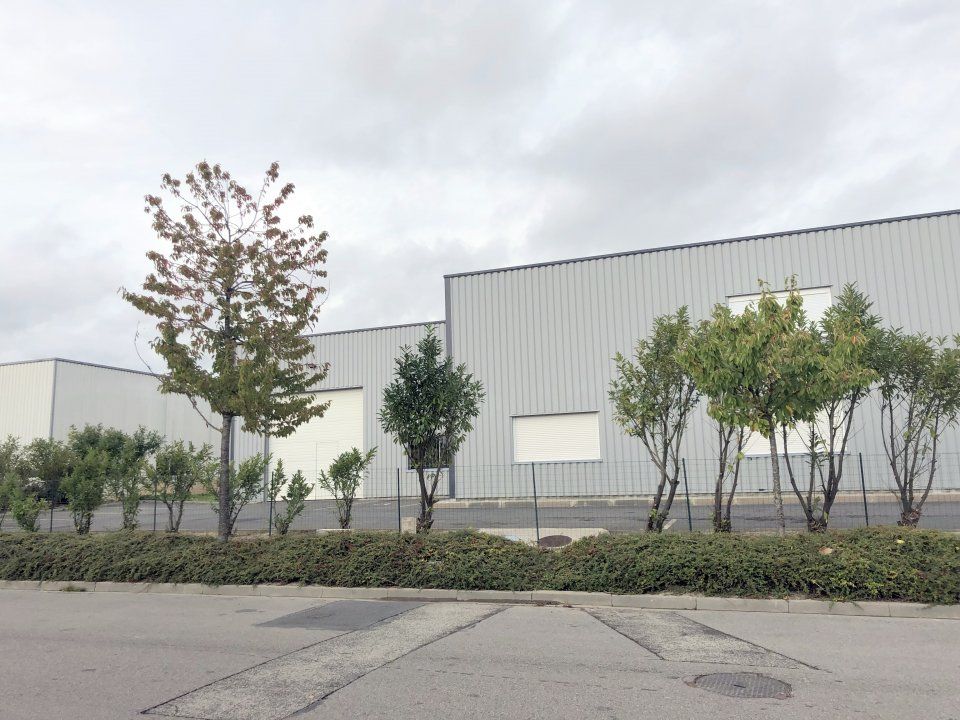 REIMS - FARMAN, Bâtiment indépendant de 960 m² sur terrain Clos.