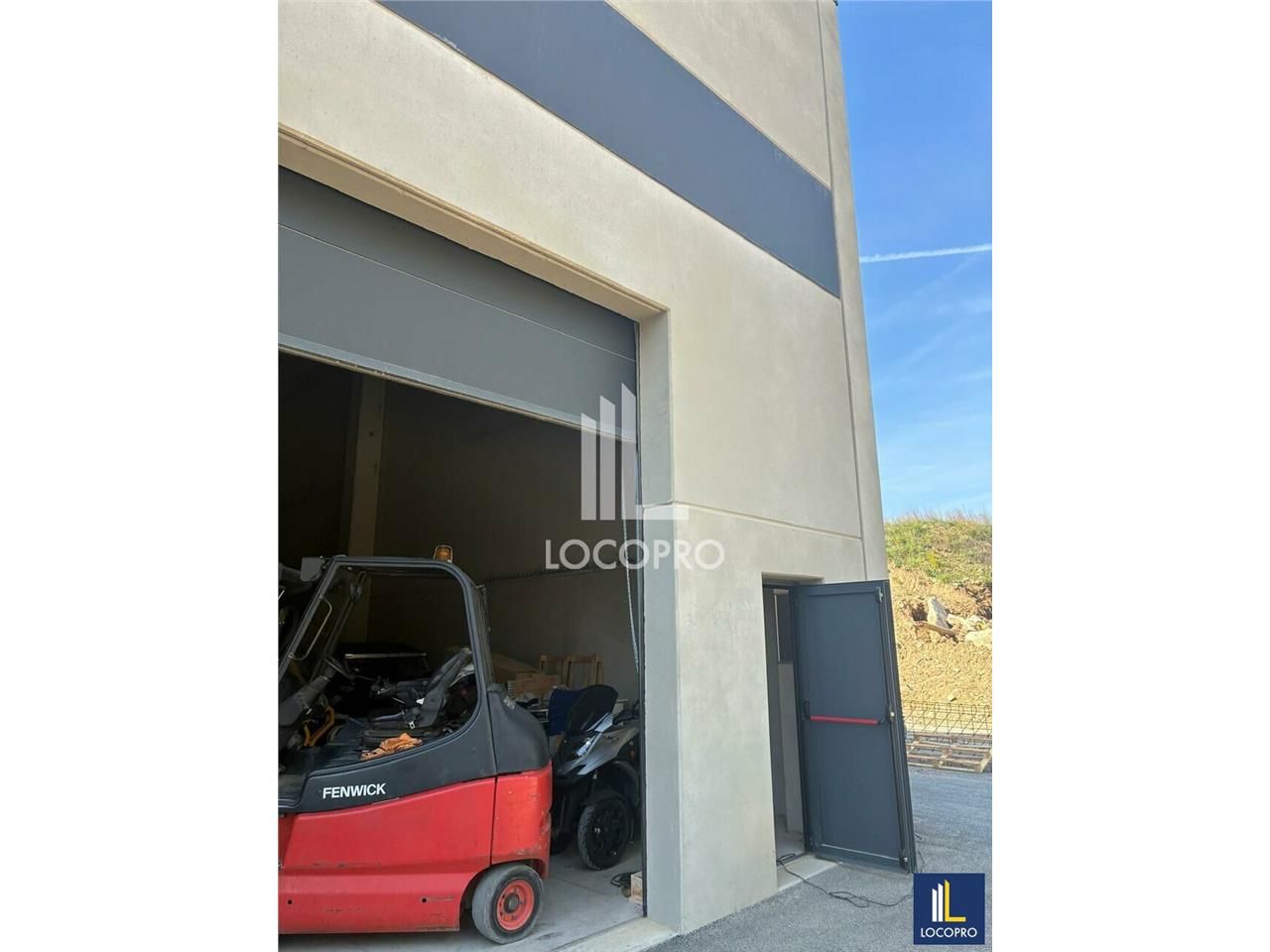 A LOUER - LOCAL D'ACTIVITE - 166 M2 - MONTAUROUX