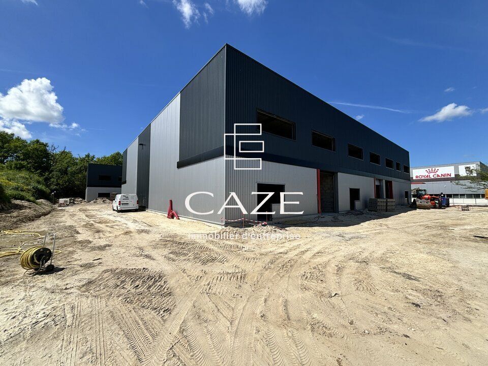 Location local d''activites 2734 m² divisibles à partir de 174 m²