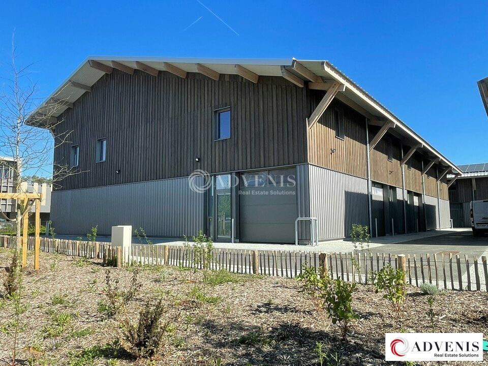 Location local d''activites 1036 m² divisibles à partir de 47.7 m²