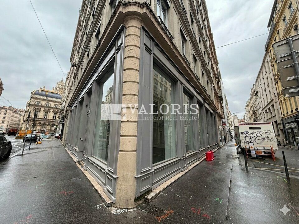 Valoris Real Estate vous propose un local commercial en location situé dans le 1er arrondissement offrant une belle visibilité, local sur 2 niveaux à usage commercial de 136 m2 et un sous-sol en partie commercial de 121 m2, communiquant avec le RDC.