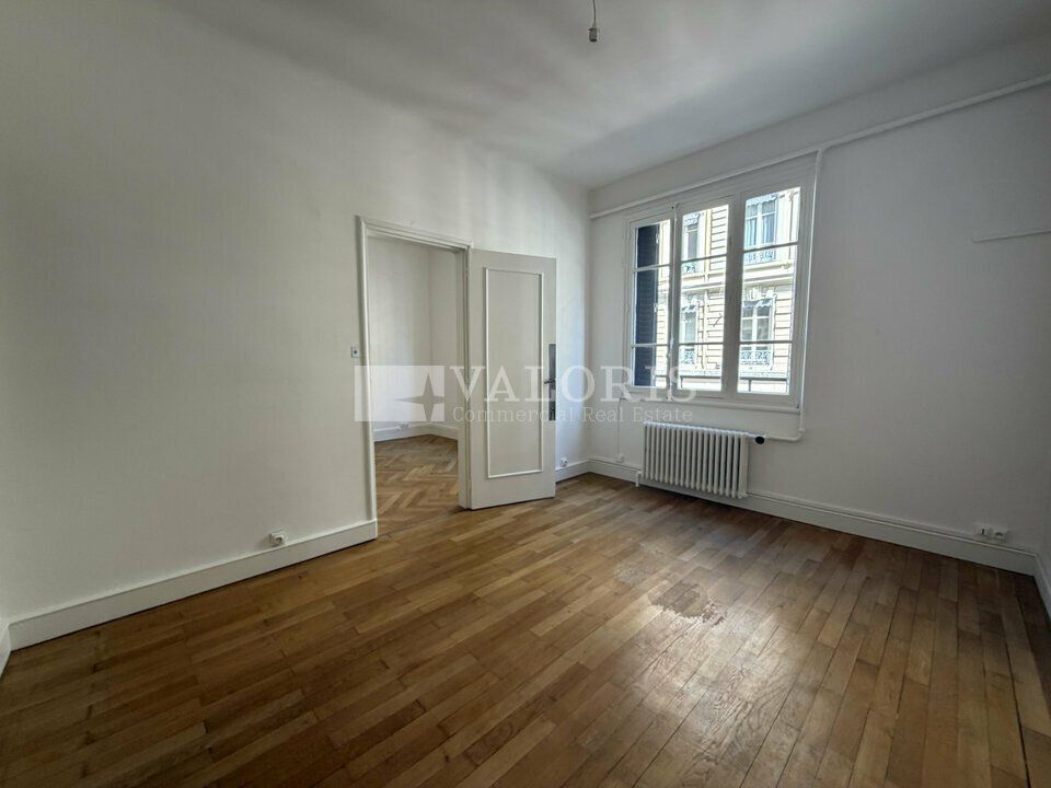 Bureau professionnel à louer 43 m² lumineux au 1er étage, idéal pour une activité libérale, avec chauffage individuel et sanitaires inclus.