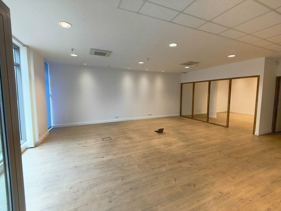 Location local commercial - 102 m²