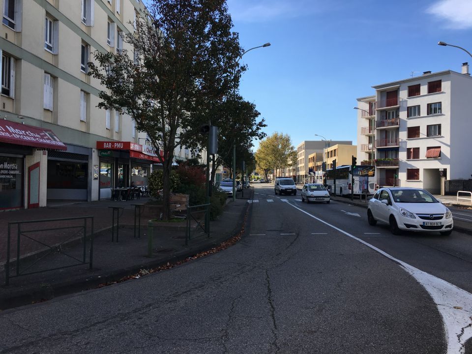 À LOUER – LOCAL COMMERCIAL – QUARTIER POLYGON À VALENCE (26)