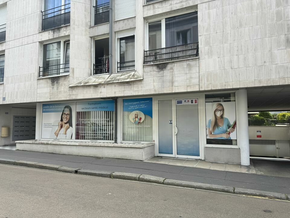 TOURS COMMERCE A LOUER 200 M² AVEC TERRASSE ET PARKING 