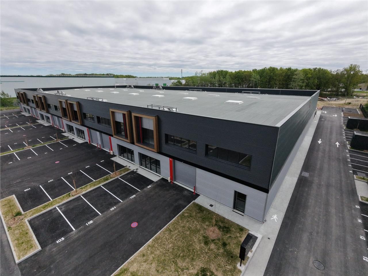 Location local 638 m² à Chécy
