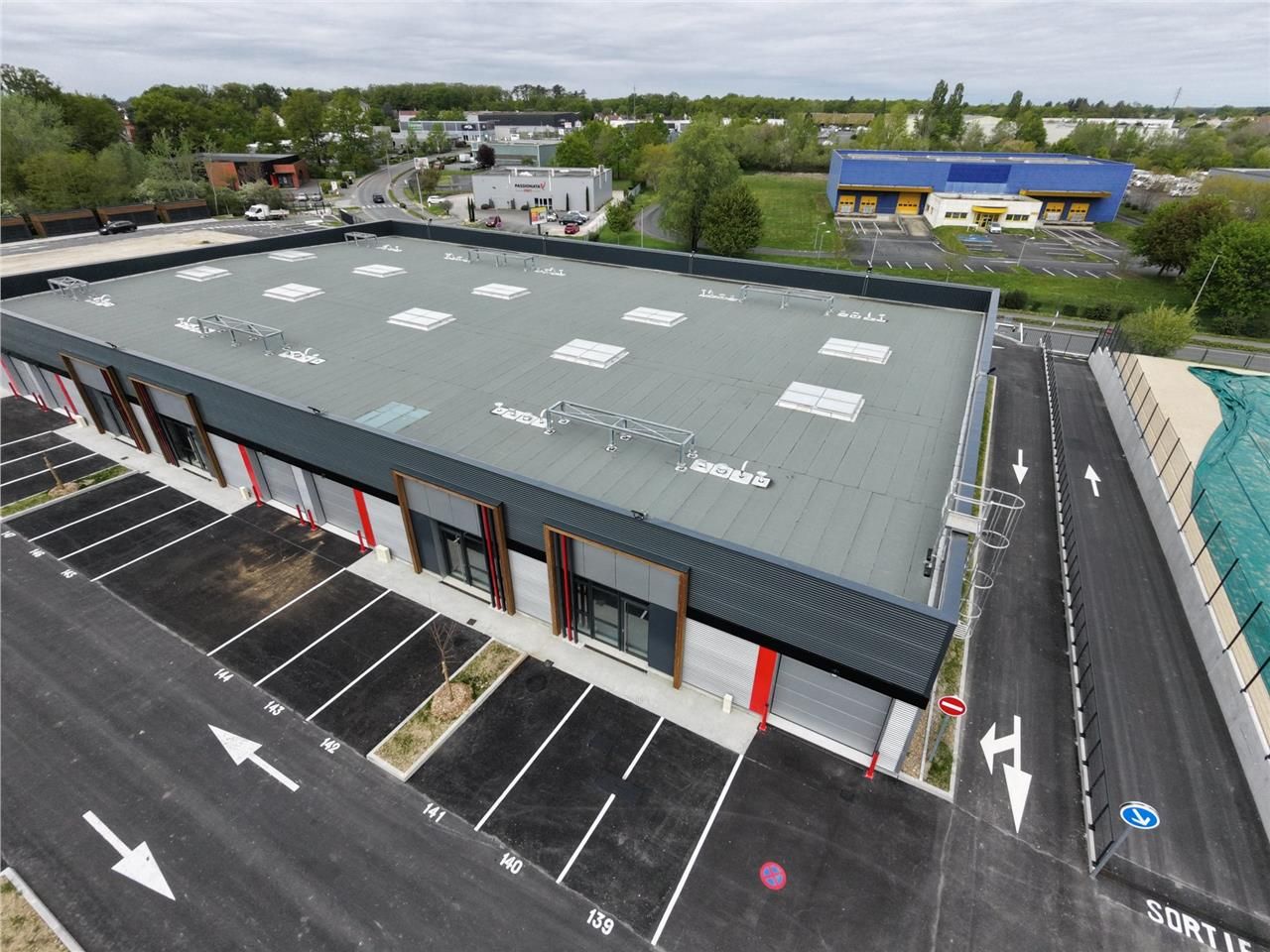 Location local 804 m² à Chécy