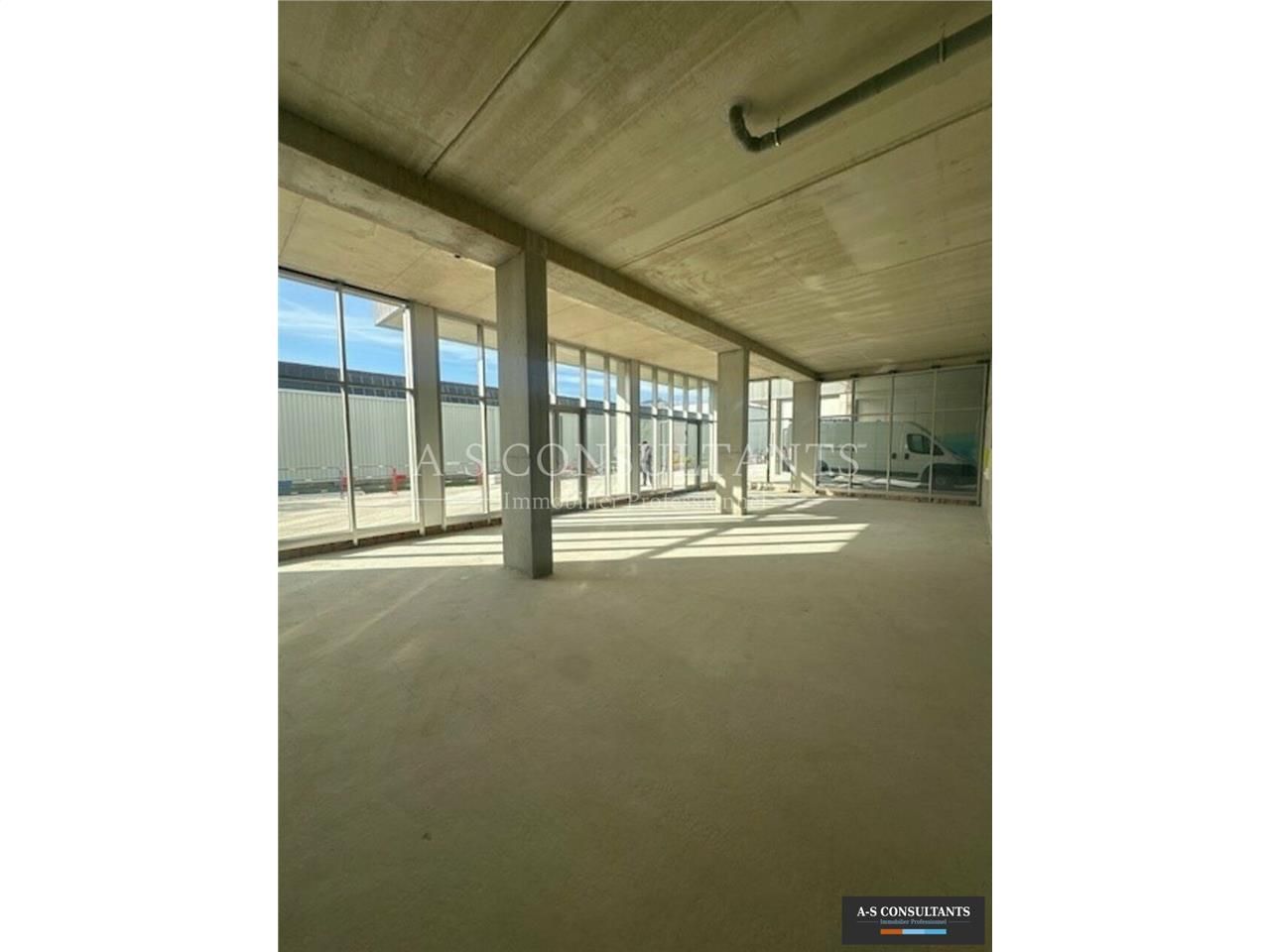 A VENDRE Chambéry (73000) - nouvel éco-quartier ancien site "Vétrotex" - murs commerciaux / professionnels neufs- 112 m² - en rez de chaussée avec vitrines d'angle - 2 places de parking privatives incluses.