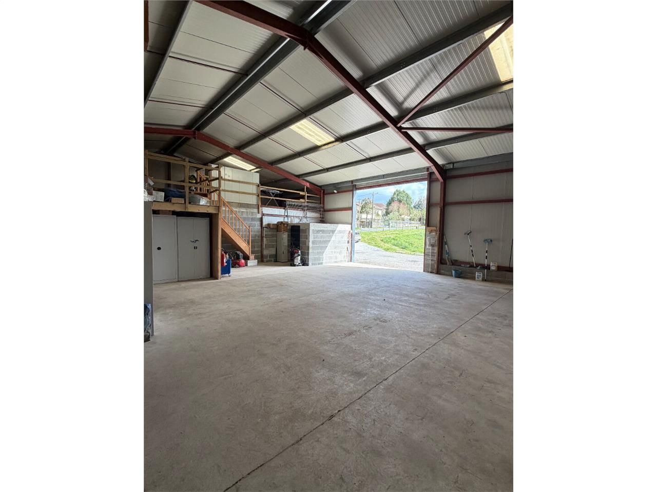 Vente local 315.00 m² à SAINT JUNIEN