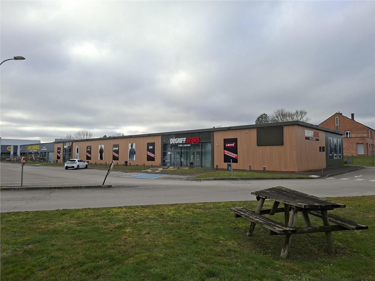 Location local commercial 1158 m² à Pont-Sainte-Marie