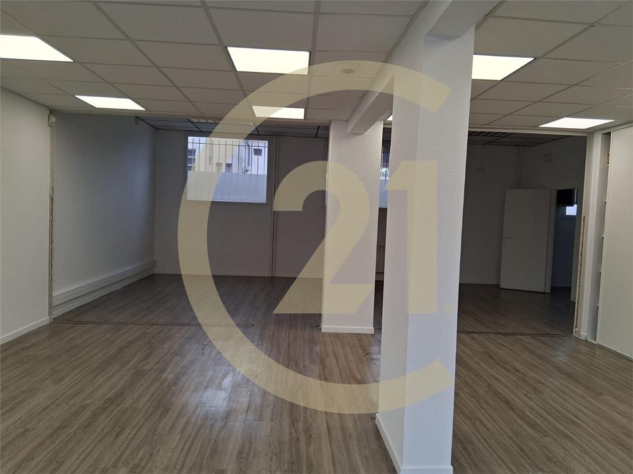 Location local commercial 140.00 m² à LONS LE SAUNIER
