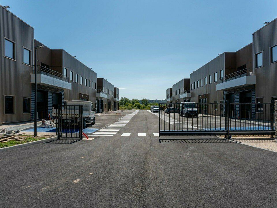 Locaux d'activites 190 a 440 m2 a vendre ou louer a Oissel (76)