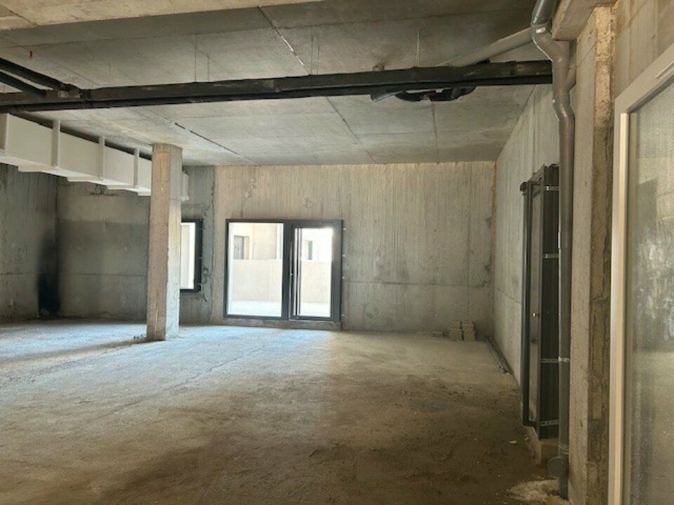 LA RICHE - Programme neuf face au jardin botanique - Local commercial de 181m²