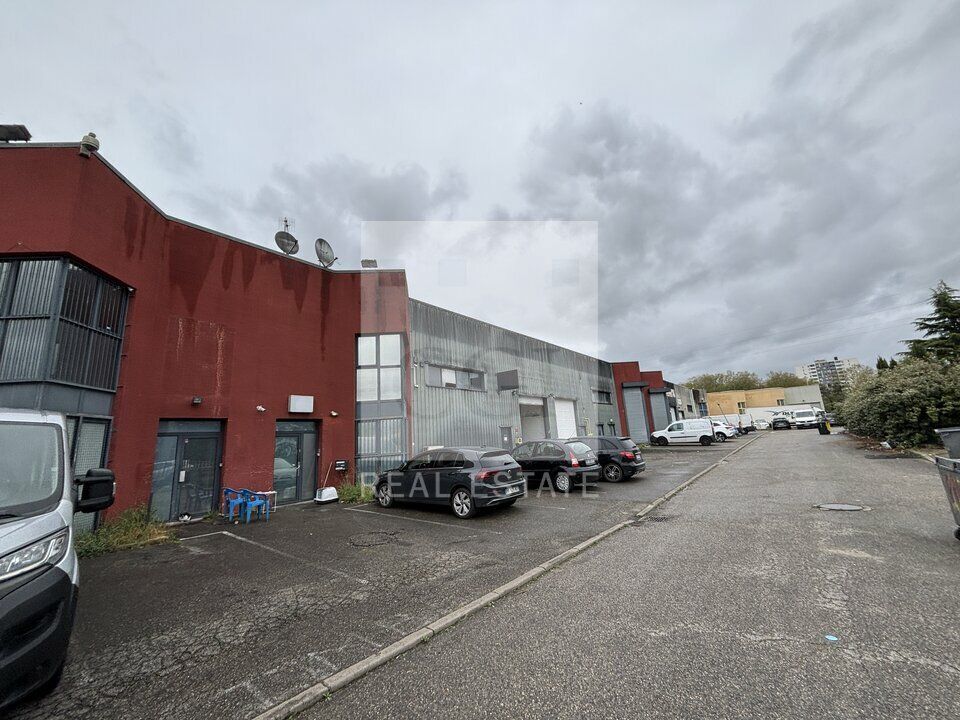 Bâtiment d'activité à la vente à Villeurbanne - Visibilité, accessibilité et flexibilité