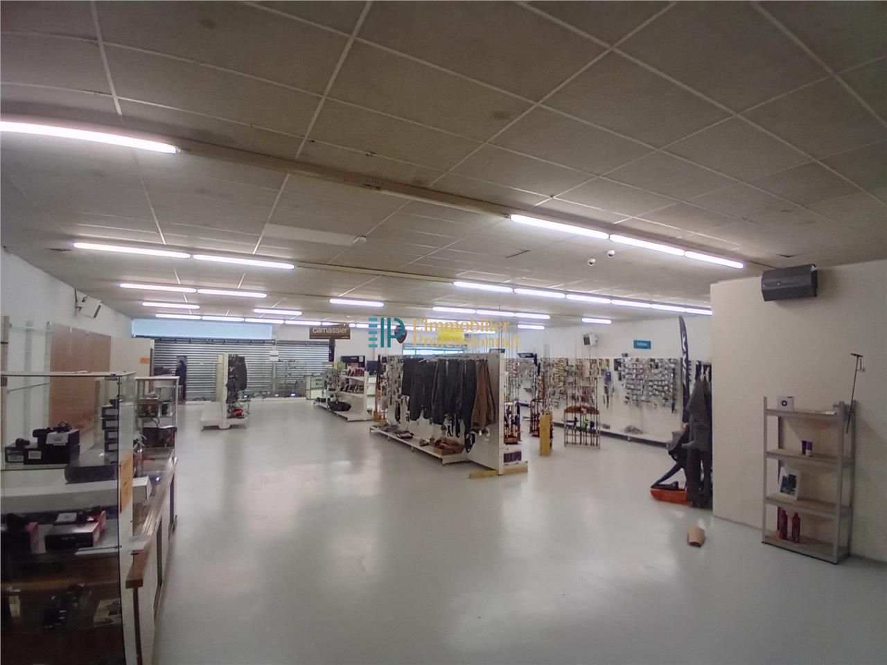 Location local commercial 585 m² à Quimper