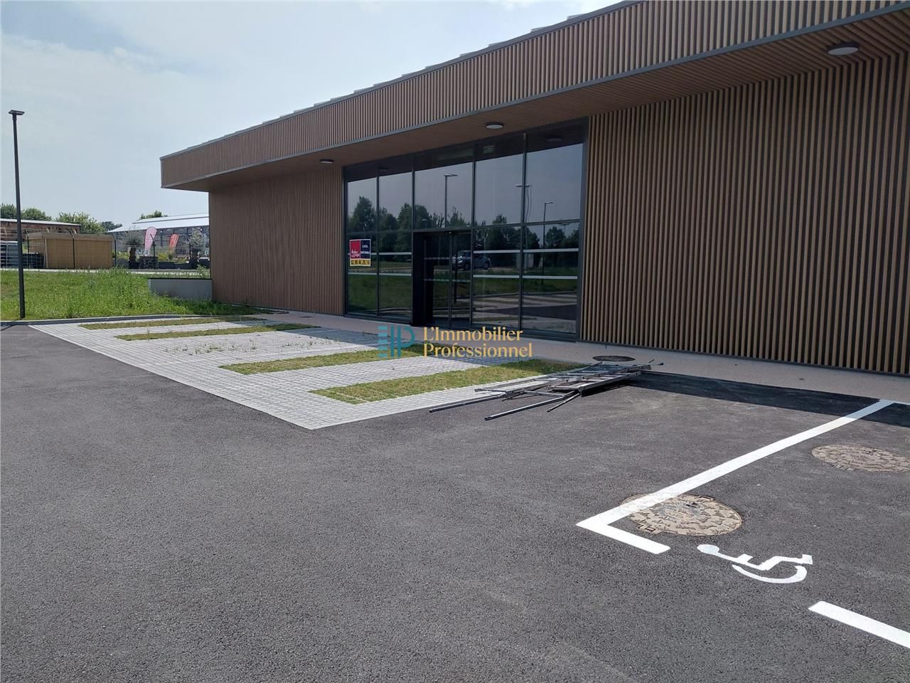 Location local commercial 535 m² à Plonéour-Lanvern
