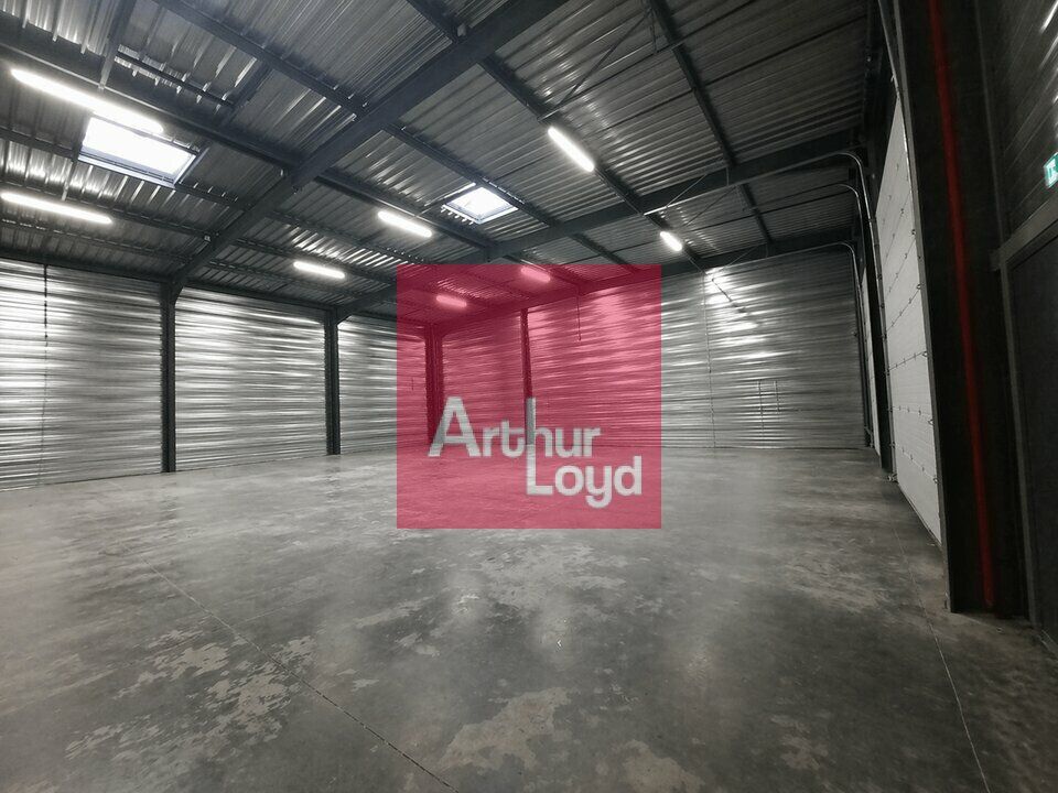 LEZOUX A LOUER  LOCAL ACTIVITE 696 M² - PARCELLE 3600 M² - BATIMENT NEUF
