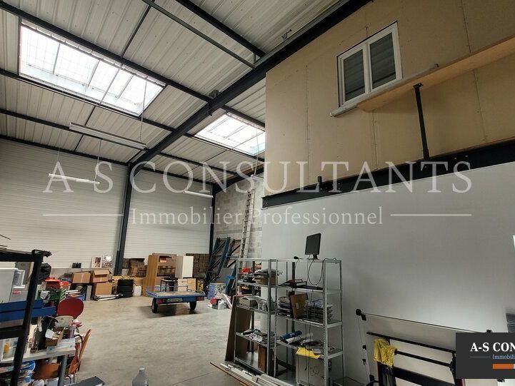 TOUSSIEU (69780) à louer local d'activité de 150 m² avec stationnements privatifs situé proche des axes.
