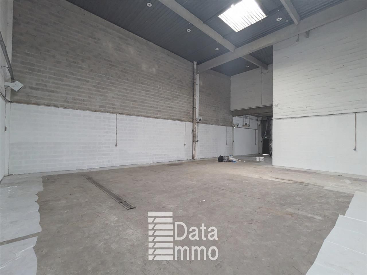 Location entrepôts 740 m² non divisibles