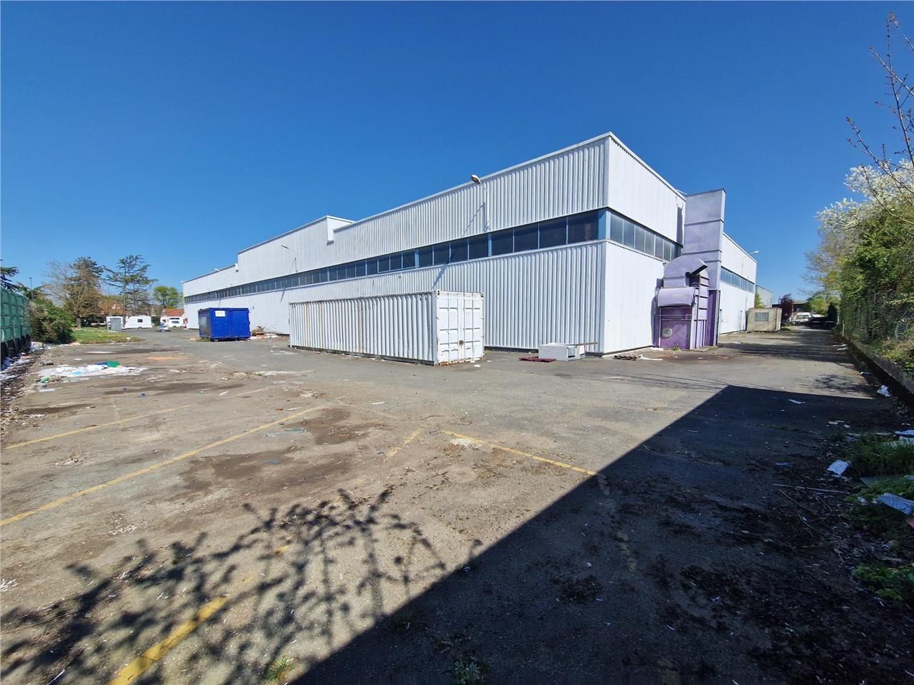 Location entrepôts 4500 m² non divisibles