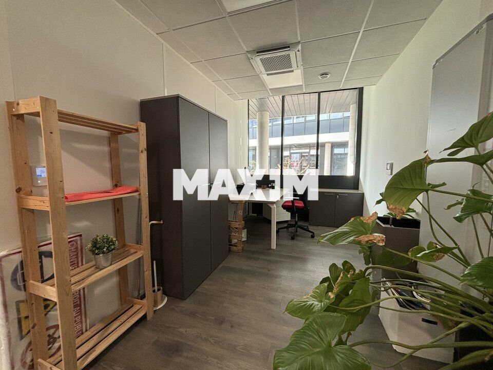 Bureaux en RDC avec 6 parkings – Disponibilité immédiate