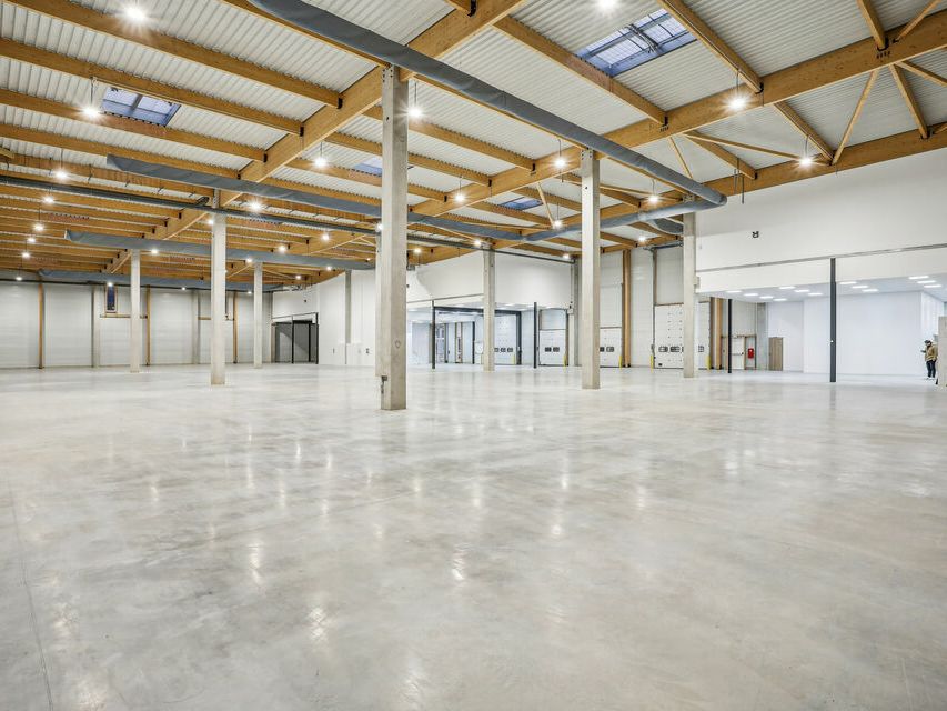 Location local d''activites 8895 m² divisibles à partir de 823 m²
